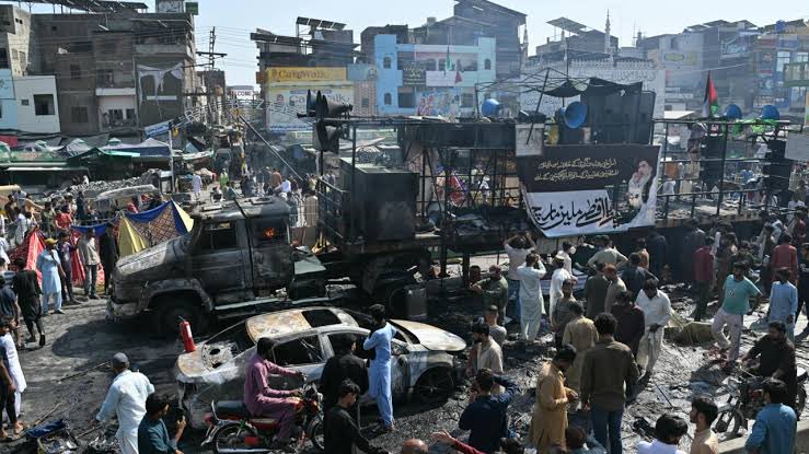تاریخ گواہ ہے 
جو عاشقانِ رسول ﷺ لبیک اقصیٰ مارچ لے کر جا رہے تھے
انہیں مریدکے کی سڑکوں پر گولیوں سے چھلنی کیا گیا
ان کا جرم بس اتنا تھا کہ وہ ناموسِ رسالت ﷺ اور قبلۂ اوّل کے وفادار تھے

 #مریدکےظلم_کی_داستان