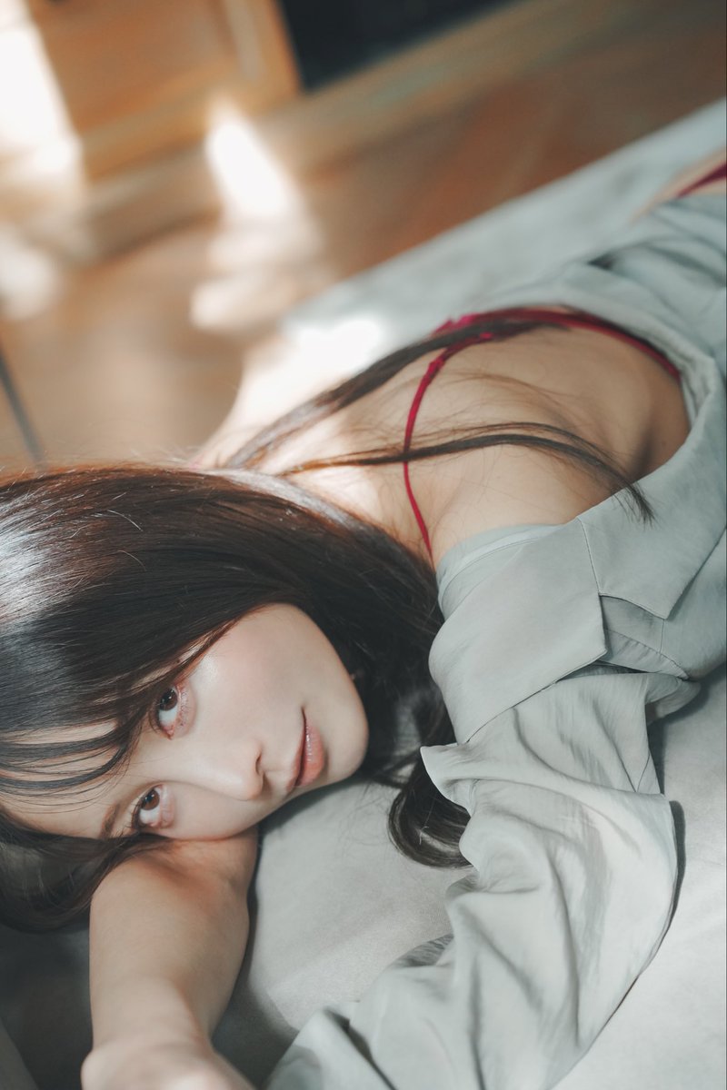 最近私生活は裸眼が好きなのだけど、、撮影も裸眼が良いのか悩み( •᷄ὤ•᷅)
カラコン入れた方が盛れるけど目に入る光が綺麗なんよなぁ〜 https://t.co/yAqjDKGgRG