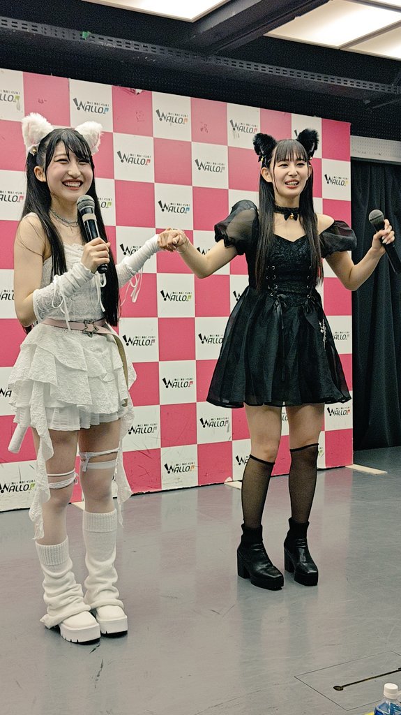 0416tks's tweet photo. 今日の #ゆきりなパニック は、初めに20分ほどクイズ大会を行った後、#paslil'(#パスリル)の楽曲等７曲を熱唱。何しろ場所が場所なだけに(そして、ファン層も(笑))、余計に懐かしい感じがしましたね〜‼️そして、今日もりなベる💚ちゃんは卓越して超絶きゃわきゃわ💚でしたが、
(続く) https://t.co/4wahXrc8FC