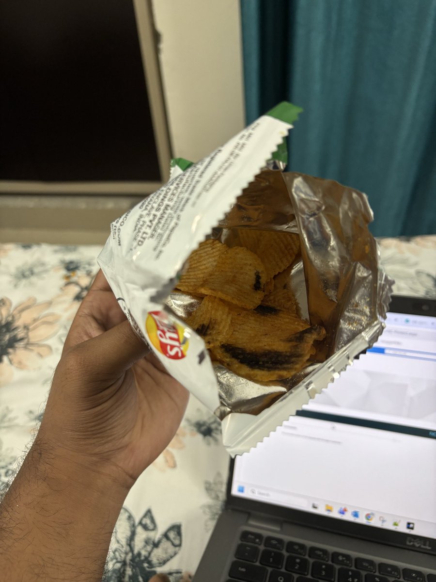 dineshisthis's tweet photo. @LAYS have downgraded their quality https://t.co/0xX7gvAANj