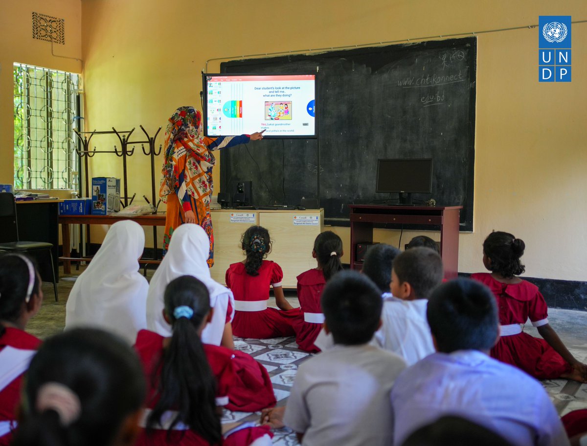 UNDP_BD's tweet image. With support from 🇧🇩 gov &amp;amp; 🇨🇦 @CanHCBangladesh &amp;amp;  @UNDP set up 570 solar-powered multimedia classrooms, in the remote hills of CHT, making learning more inclusive.

Read more: t.ly/QfvvJ