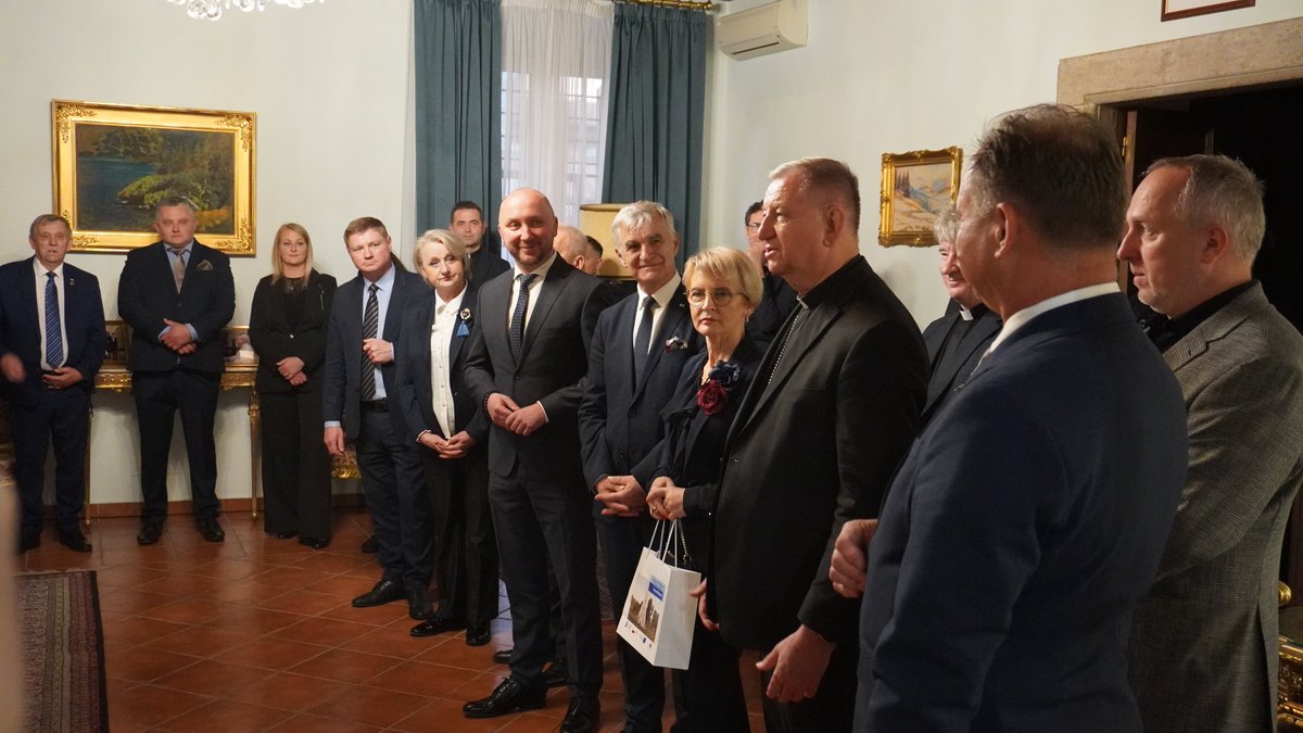 muzeum_okopy's tweet photo. Spotkanie Zarządu @wojpodlaskie, przedstawicieli @MuzeumPodlaskie, przedstawicieli @BialArchi oraz rodziny bł. ks. Jerzego Popiełuszki z @Kwiatkowski_A - ambasadorem RP przy Stolicy Apostolskiej

#watykan #spotkanie #popiełuszko #funduszeUE https://t.co/uw3acg46ow