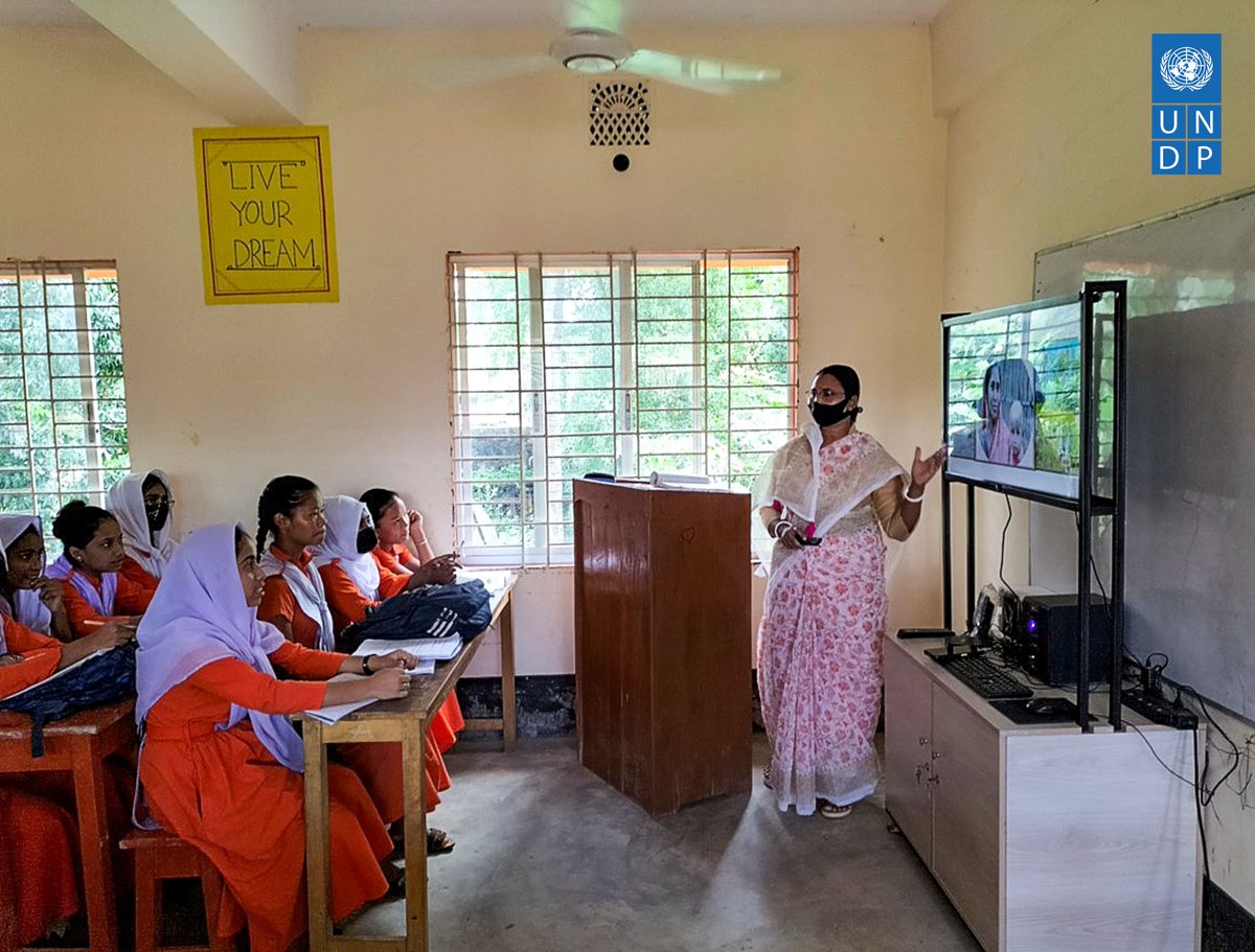 UNDP_BD's tweet image. With support from 🇧🇩 gov &amp;amp; 🇨🇦 @CanHCBangladesh &amp;amp;  @UNDP set up 570 solar-powered multimedia classrooms, in the remote hills of CHT, making learning more inclusive.

Read more: t.ly/QfvvJ