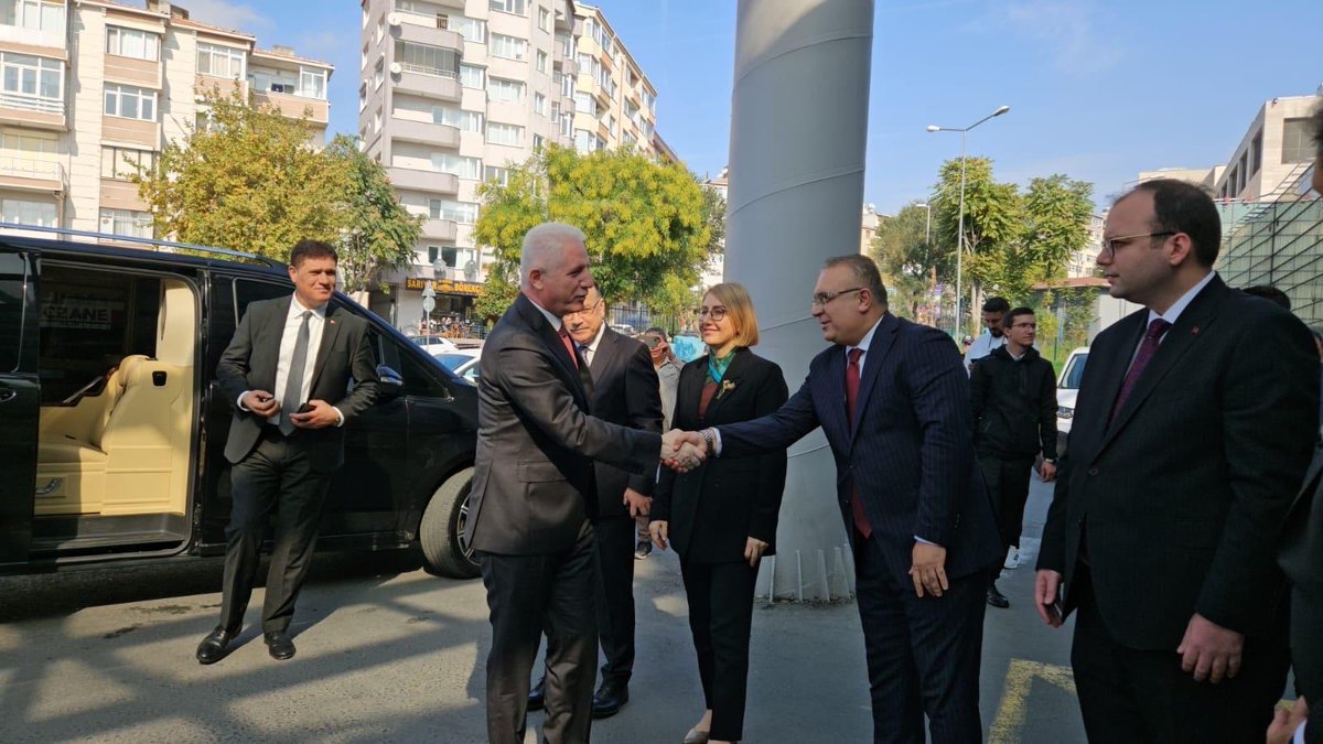 “Öğrenerek İyileşiyoruz” projesi kapsamında, İstanbul Fizik Tedavi Rehabilitasyon Eğitim ve Araştırma Hastanesi’nde yenilenen hastane sınıfı açılışı, Valimiz Davut Gül, Kaymakamımız Dr. Mehmet Boztepe ve Belediye Başkan Yardımcımız Göksel Erdem’in katılımı ile gerçekleştirildi.