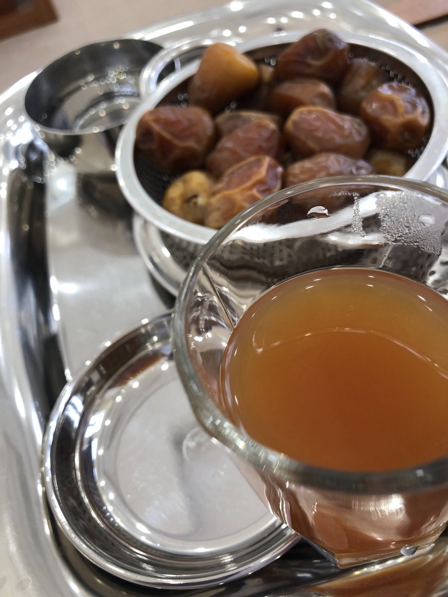 بعيداً عن الكرك !

اعترف ان هذي وجبتي المفضلة ..
اللي ما يغيّرها مكان ولا زمان ولا أحداث .

تمر وقهوة عربيّة ، حب كبير والله 🫶🏼