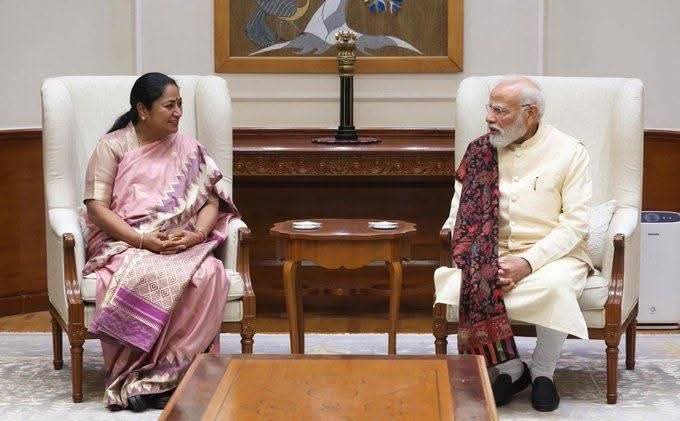 TPCCali's tweet image. ప్రధానమంత్రి మోదీ ఢిల్లీని పాడుచేసి, తనకోసం ఖరీదైన Philips ఎయిర్ ప్యూరిఫైర్ (చైనా మేడ్) పెట్టేశారు.

“#Swadeshi కొనండి” కేవలం ప్రజల కోసం మాత్రమేనా? 😏

#ModiLogic #AirPurifierGate