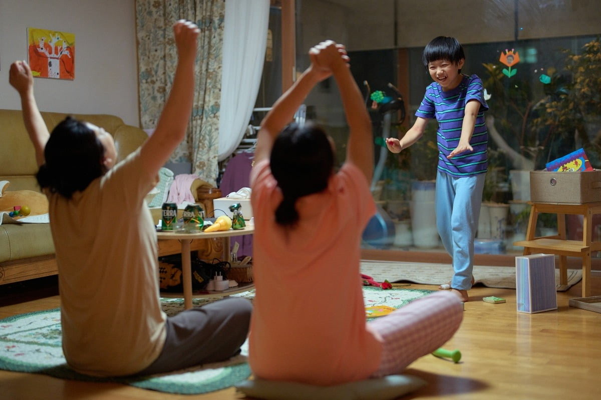 DecisiontoWatch's tweet photo. <세계의 주인>
비밀과 편견이 어지럽게 머리를 휘젓다 끝내 그 모든 것의 힘을 빼앗고 제목처럼 주도권을 쥐는 영화.
꽃병 속의 꽃처럼, 마술처럼 삶을 스치는 순간의 아름다움에 주목하고, 사랑으로 눌러 쓴 생을 따뜻하게 응원한다. 디테일한 캐릭터와 사려 깊은 태도를 견지함으로써 마음을 울린다. https://t.co/2Mxi9gEzCn