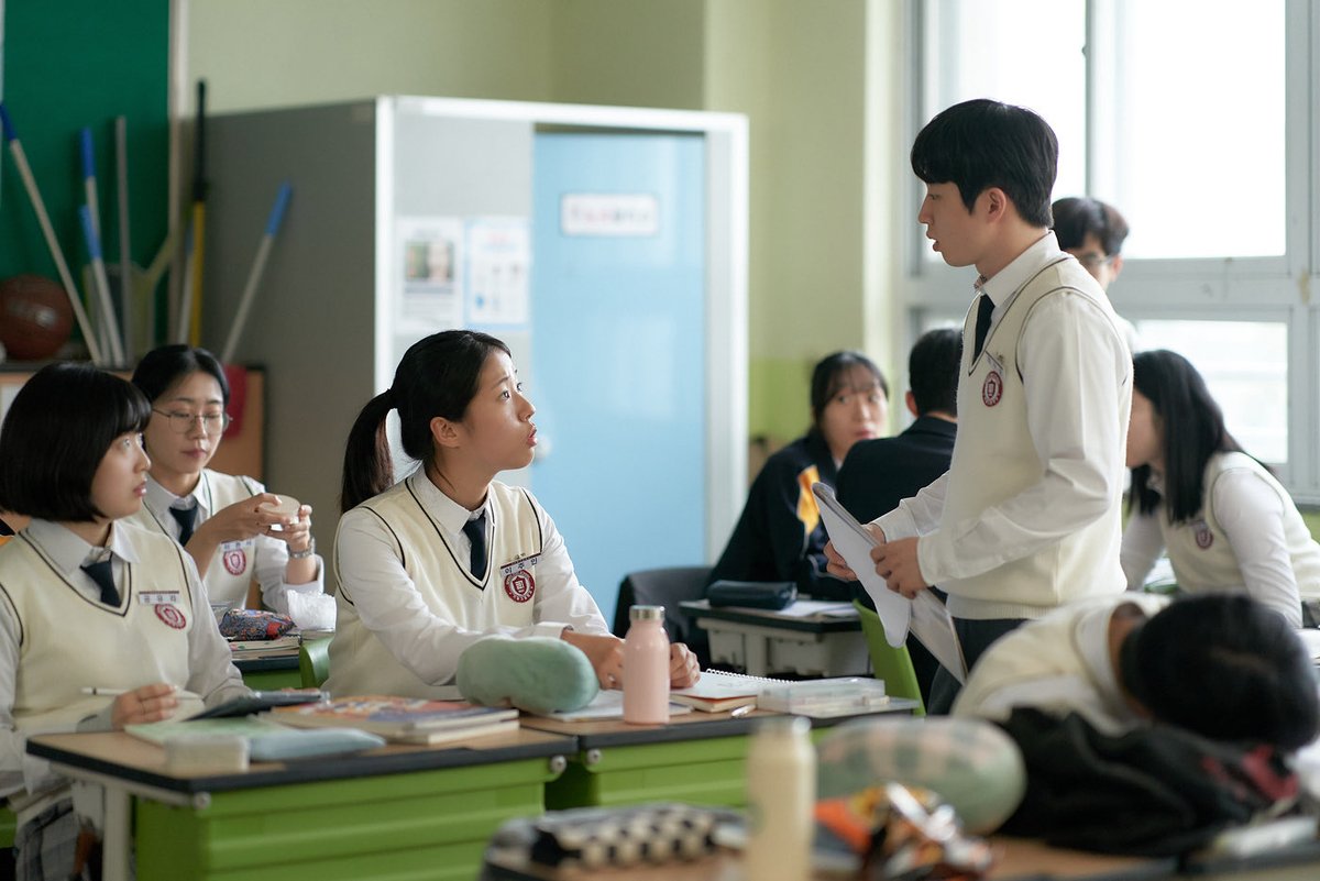 DecisiontoWatch's tweet photo. <세계의 주인>
비밀과 편견이 어지럽게 머리를 휘젓다 끝내 그 모든 것의 힘을 빼앗고 제목처럼 주도권을 쥐는 영화.
꽃병 속의 꽃처럼, 마술처럼 삶을 스치는 순간의 아름다움에 주목하고, 사랑으로 눌러 쓴 생을 따뜻하게 응원한다. 디테일한 캐릭터와 사려 깊은 태도를 견지함으로써 마음을 울린다. https://t.co/2Mxi9gEzCn