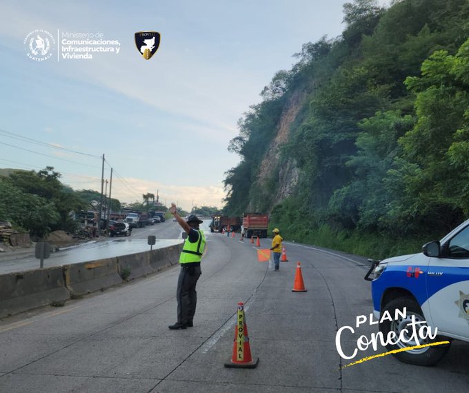 First image shows a roadside scene with a steep green cliff and trees under a partly cloudy sky. Several vehicles including trucks and cars are on the road. Workers in yellow vests and helmets stand directing traffic with hand signals. Orange traffic cones are placed along the edge. A white police vehicle with blue markings is parked nearby. Logos for Comunicaciones Infraestructura y Vivienda and a shield emblem are overlaid at the top. Text Plan Conecta appears at the bottom. Second image displays a highway with a rocky green embankment and vegetation. An excavator is operating near the road dumping material. Two workers one in white shirt and one in orange vest are standing by the machine and cones. Water appears on the road surface. Cars are visible in the background. Similar logos are overlaid at the top and Plan Conecta text at the bottom.