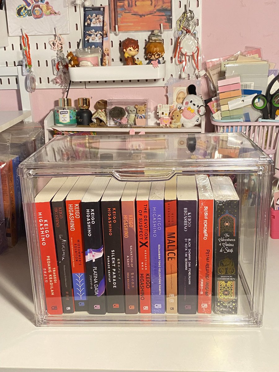 New storage for all of my keigo higashino collections ── .✦

P.s i put 2 books beside keigo bc the storage have more space HSHSSHS 😭