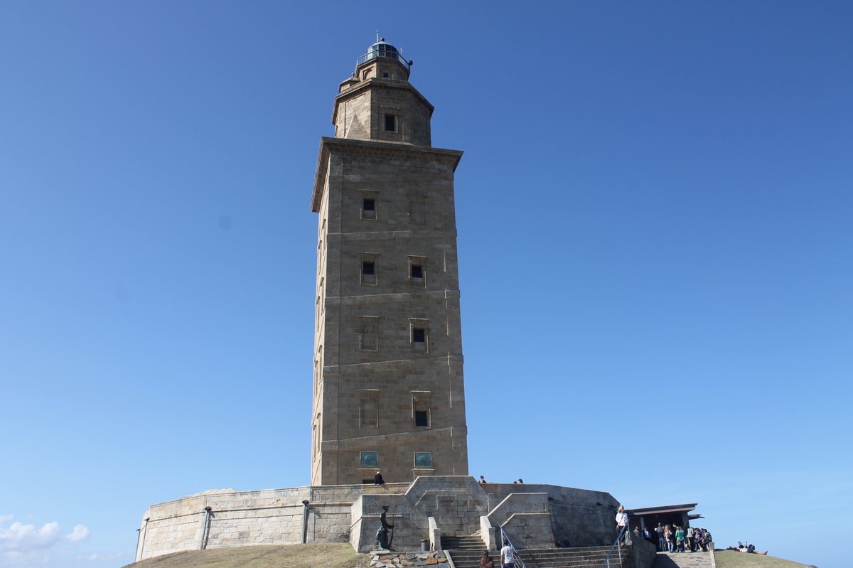 Torre de Hércules (A Coruña)

Sirve como faro y emblema de la entrada al puerto de A Coruña desde el siglo I cuando los romanos lo construyeron con el nombre de Farum Brigantium. Este faro monumental de 55 m está edificado sobre una roca de 57 m de altura

whc.unesco.org/en/list/1312
