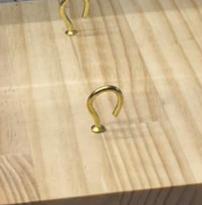 フック設定の秘密教えます。
フック設定でめちゃくちゃ設定差が出る部分がここです。
←プラス開き
　　　　　　　　→マイナス開き
まっすぐが普通だとしたら左は激甘の10倍簡単、右は10倍難しいです。マイナス設定見つけたら店移動くらいの信頼度！
やる前に何台か見れば店が優良か分かります。