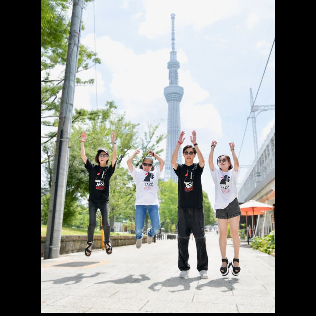 会場でちらほら見かけたかもしれませんが、Tシャツなどの公式グッズはオンライン販売をしています！
sumida-jazz.jp/sj/goods.html
入場無料の #すみだジャズ ですが、皆様の協賛・寄付金や募金、物販で実現しております🙏🏻来年も続けられるようによかったらご購入ください🙇‍♂️💕お洒落、日本製、お手頃です😚