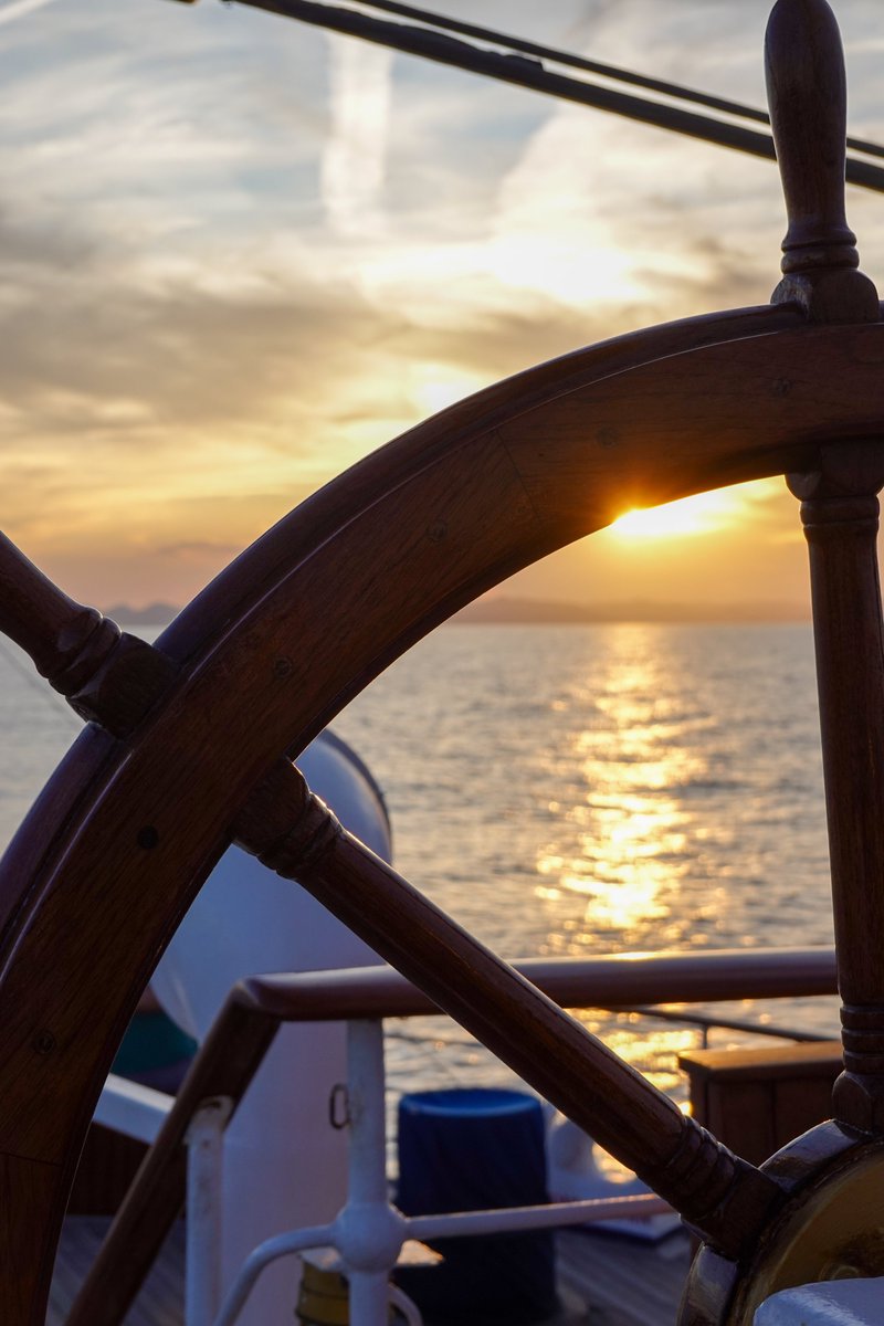 Reise_Blog's tweet photo. Bilder sortieren von meiner #BucketList #Kreuzfahrt im Frühjahr: Dieser Moment am Ruder der #RoyalClipper bei #Sonnenuntergang nahe #Ibiza. 🌅 Das Meer still, der Himmel golden, nur das Knarren der Masten. Da wusste ich: Ich bin genau da, wo ich sein soll. 🌊✨#Fernweh #travel https://t.co/MTcXPXcOxn