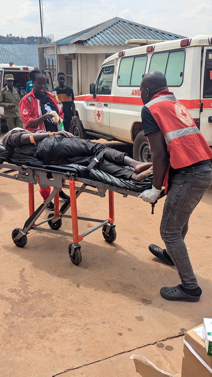UgandaRedCross's tweet photo. 🚑 Our team continues to support patient transfers and referrals from Kiryandongo to Mulago National Referral Hospital following the tragic accident on Gulu-Kampala highway. 
Every life matters; and timely care saves lives.  #HumanityNeedsYou #EmergencyResponse
@MinofHealthUG @GovUganda 
@MulagoHospital