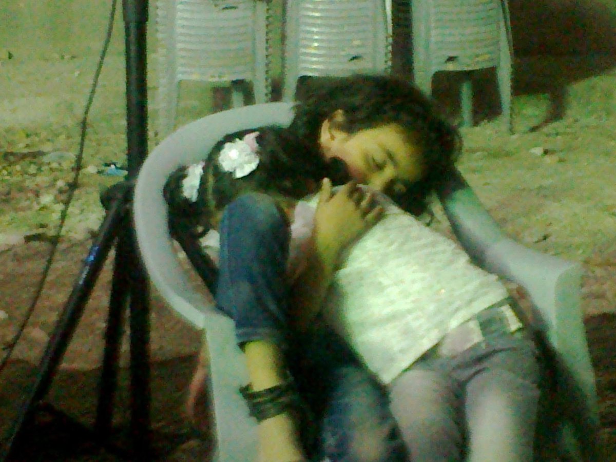 الصورة قبل اكتر من عشر سنين 
كنا بحفلة حنّا وطولت وأختي بردت حضنتها لحتى أدفيها ونمنا بالغلط وضلوا يدوروا علينا اخر اشي هيك لقونا