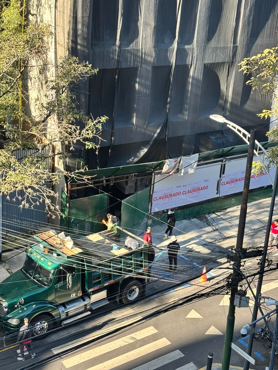 🚧 Clausuras de papel en Miguel Hidalgo, corrupción panista de verdad

Campos Elíseos 468 está clausurada por la propia alcaldía Miguel Hidalgo, pero la obra sigue activa, a plena luz del día, con sellos colgando como adorno.

📍 En Miguel Hidalgo no se pone orden: se simula para