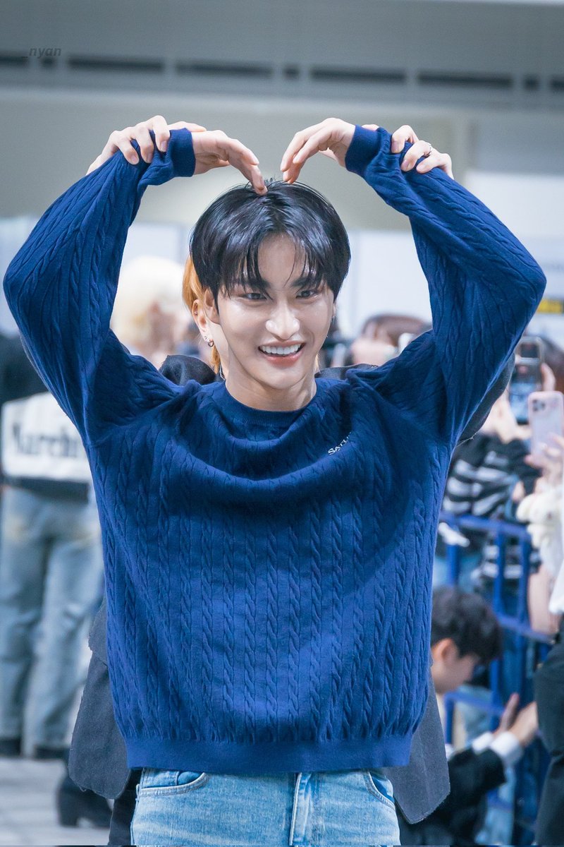 myYOUTHez_yours's tweet photo. 쪼끄매서 뒤에 서니까 싹 가려지는 거 너무 긔여움.. https://t.co/YrfCDvO3Ly