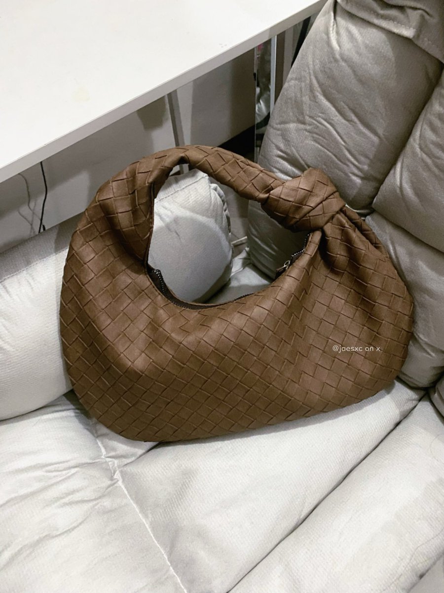 Sher ✨ (@jaehyunleety) on Twitter photo Can’t say NO to a brown pretty bag 🤎 Can’t say NO to a brown pretty bag 🤎