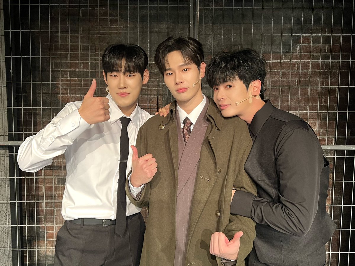 [#보더라인]

🗞️ 첫공 페어 사진 공개

누군가의 손길처럼 따스했던 햇살과 함께 보더라인 사원들의 첫 출근이 시작되었습니다!

어두운 도시를 가르는 총성은 1월 18일까지 계속 되오니 앞으로도 많은 관심 부탁드립니다 🩶

줄라이 | #이동수
준 | #박규원
페브러리 | #정서안

-
𝟐𝟎𝟐𝟓.𝟏𝟎.𝟐𝟎