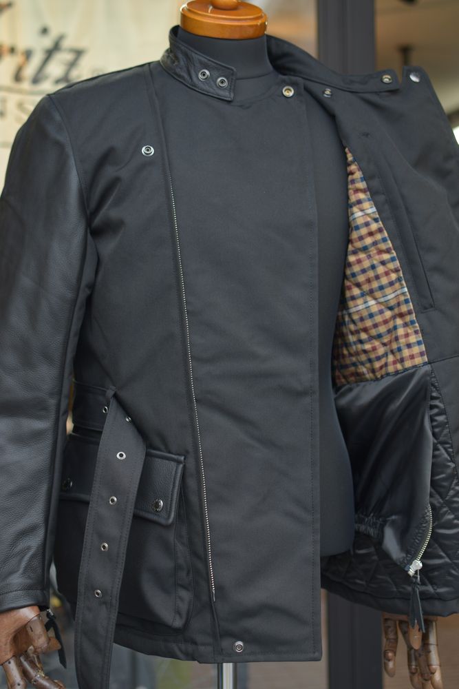 MaxFritzKOBE's tweet image. 『コンビネーションダブルジャケット』
マックスフリッツ神戸ブログ更新です
ショート丈ではないダブルジャケット
マックスフリッツ伝統的なスタイルが新たな展開で登場です
#MaxFritz  #バイクウェア #防風防寒 #プロテクター対応 #神戸 #オートバイ #ヴィンテージバイク 
maxfritz-kobe.com/blog-mfj2572/