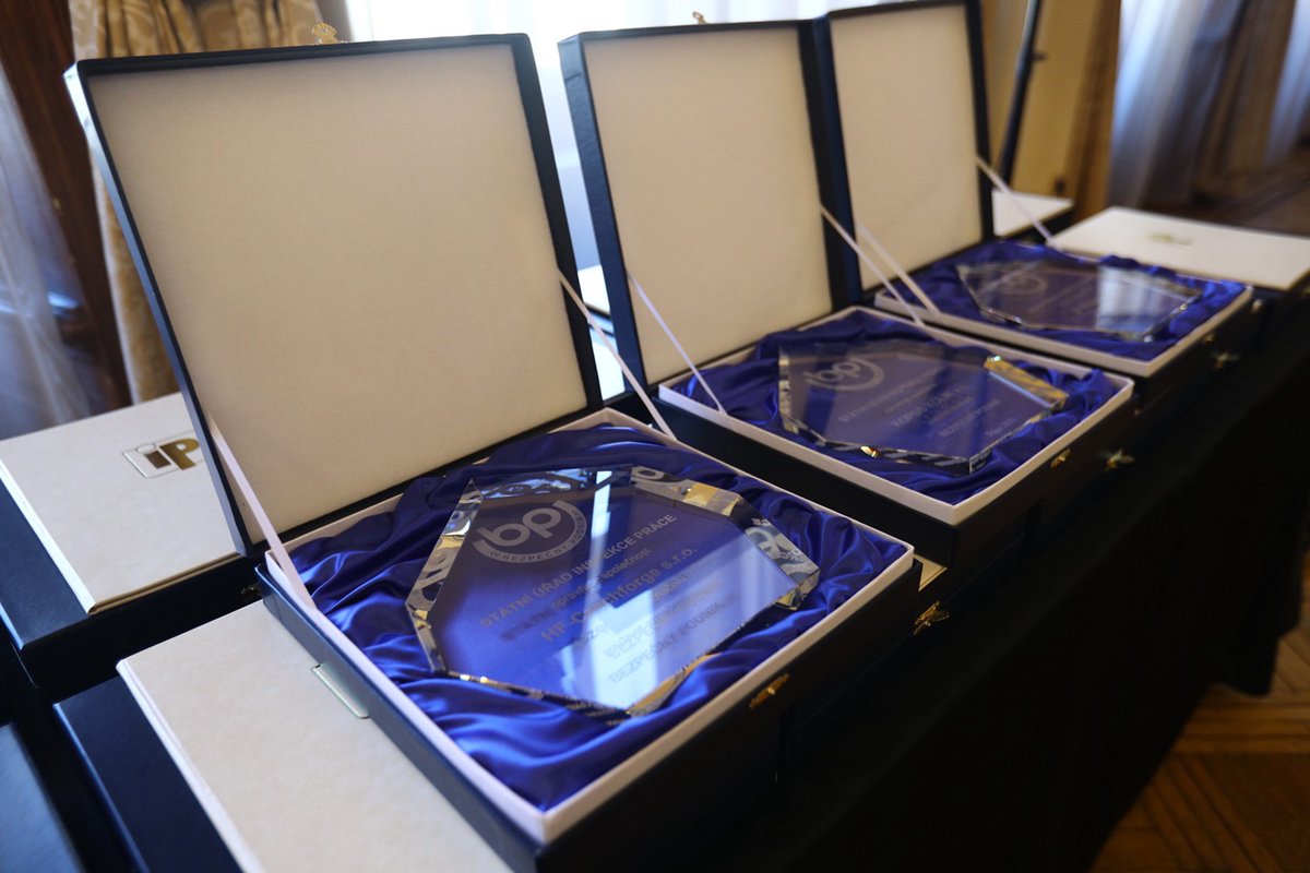 Patnáct firem včera získalo prestižní osvědčení „Bezpečný podnik“ za nadstandardní péči o bezpečnost práce. V 🇨🇿 je už 64 takových "Bezpečných podniků", které nad rámec zákonných povinností aktivně budují bezpečné pracovní prostředí pro své zaměstnance. 
tinyurl.com/yc6j2drp