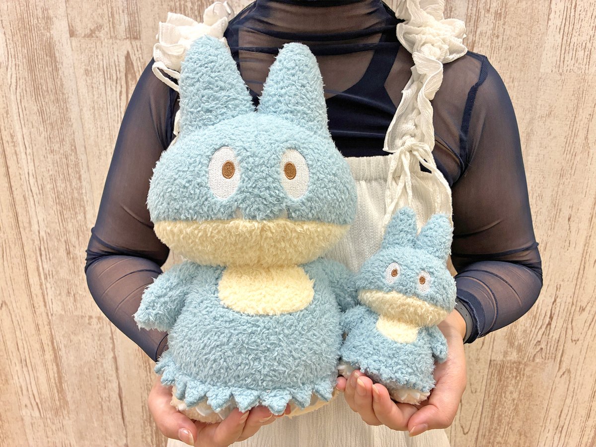 pokemon_pdc's tweet image. 「ポケピース POP UP STORE by VILLAGE VANGUARD」10月から神奈川県・愛知県、11月から大阪府・東京都にて開催！
10月24日（金）のPOP UP STOREで先行発売されるかわいい #ゴンベ のグッズをご紹介✨
ふわふわ素材で触り心地バツグン☺🩵

くわしくはこちら👇
village-v.co.jp/popup/016402/ #ポケピース