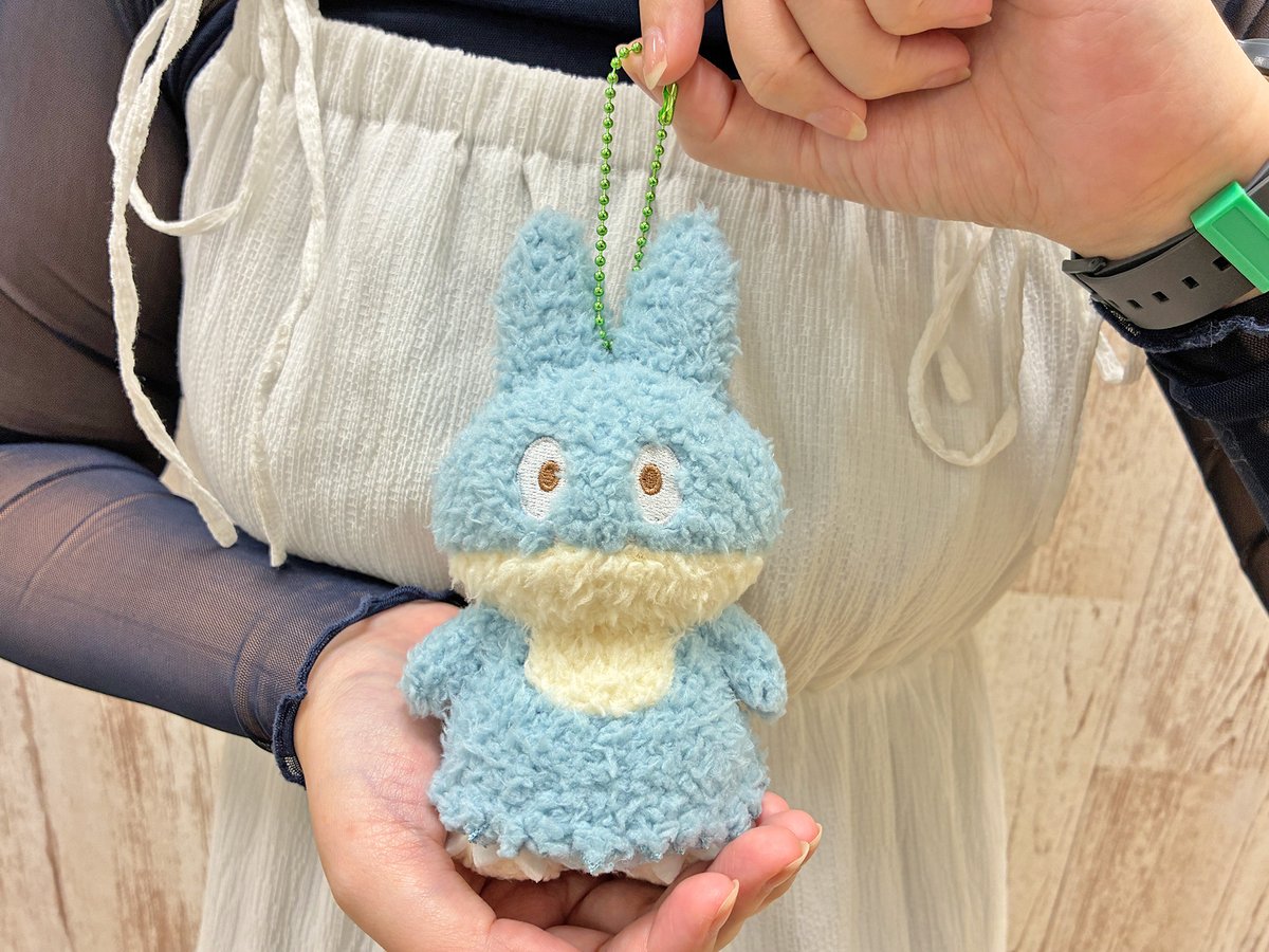 pokemon_pdc's tweet image. 「ポケピース POP UP STORE by VILLAGE VANGUARD」10月から神奈川県・愛知県、11月から大阪府・東京都にて開催！
10月24日（金）のPOP UP STOREで先行発売されるかわいい #ゴンベ のグッズをご紹介✨
ふわふわ素材で触り心地バツグン☺🩵

くわしくはこちら👇
village-v.co.jp/popup/016402/ #ポケピース