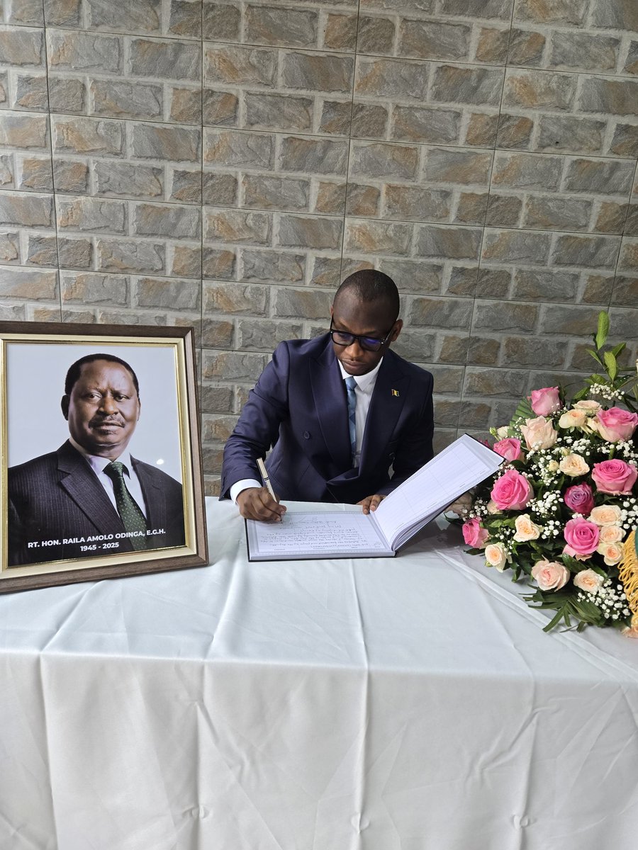 I signed the book of condolences at the Embassy of Kenya in Kinshasa, following the passing of Hon. Raila ODINGA, former Prime Minister and great leader of Kenya.
May he rest in peace 🙏