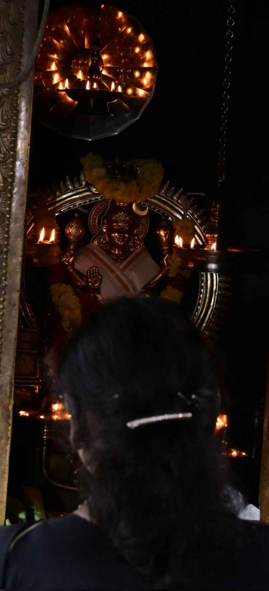 sshyam_23's tweet image. Of the 20+times I&apos;ve been to Sabarimalai, never did I ever have this view. V had all been forbidden to take snaps nor did we get more than a few seconds to have &apos;That&apos; glimpse of Him. But I dnt know whether it&apos;s good or bad to see him glow majestically. Swamiye Saranam Ayyappa 🙏🏻