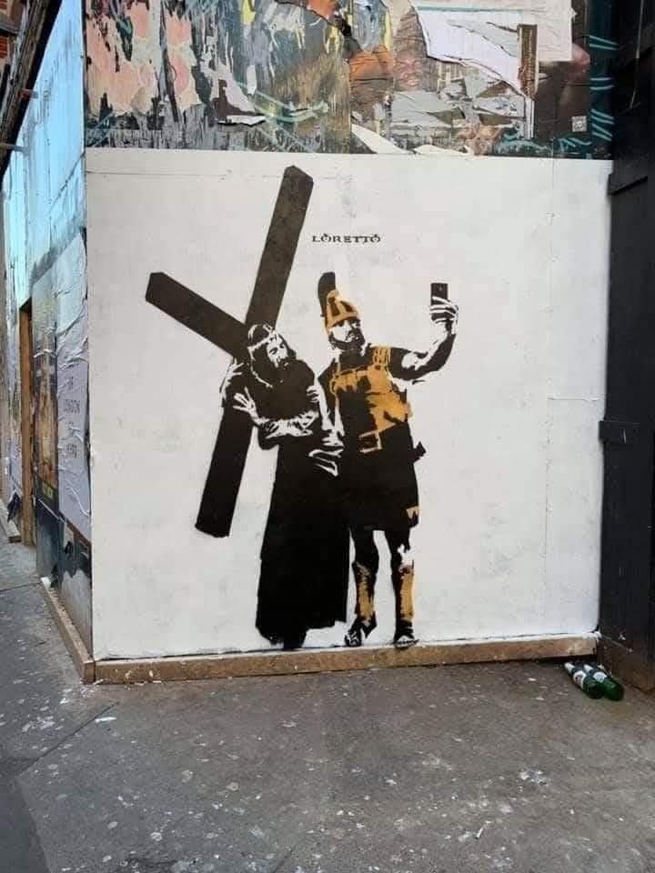 Бен Ладенг аймаар терорист гэж боддог байлаа, тэгээд багшаасаа нөгөө терорист чинь гээд юм асуутал тэр үед багш маань чи тэр хүнийг харсан уу, хэр сайн мэддэг үү гэж асуухаар нь үгүй зураг бичлэг л яваад байгаа шдээ гэтэл тэгвэл тийм хүн огтоосоо байхгүй ч байж магадгүй юман дээр