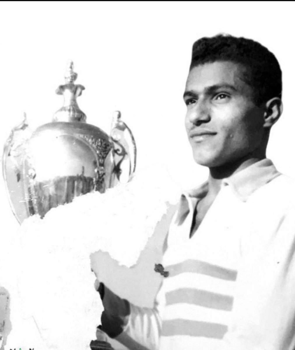 مشهد الأمس في مدرج الزعيم لم يكن مجرد بانر..
بل استحضار لتاريخٍ عظيم 
اللاعب الذي جسّدته اللوحة هو الأسطورة مبارك عبدالكريم، أحد رموز الهلال الأوائل.
القميص الذي ظهر به في التيفو يُعد من المقتنيات الأصلية والمميزة داخل متحف الزعيم.
#الهلال #متحف_الزعيم