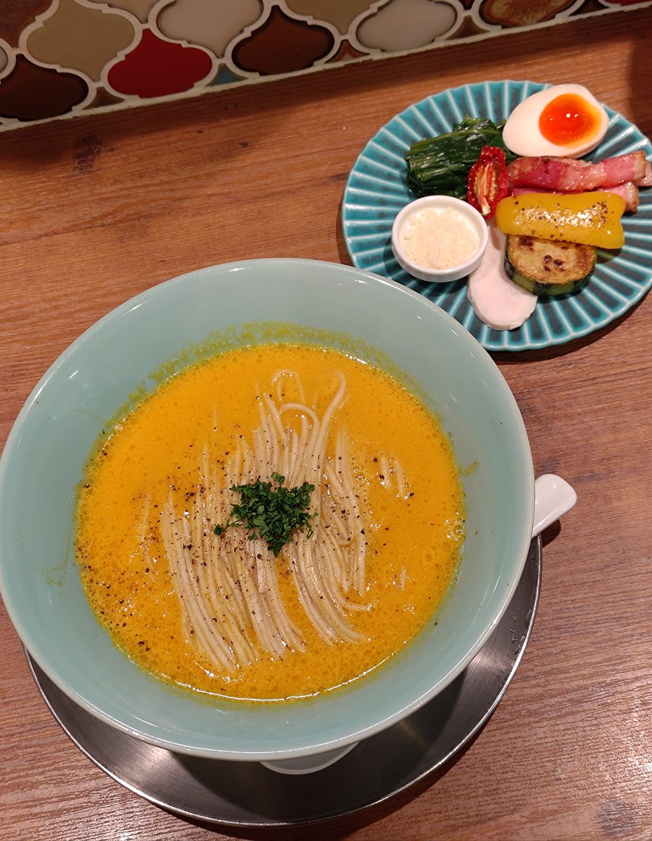 静岡県焼津市
麺創房LEO
濃厚かぼちゃのポタージュnoodle
小雨交じりの冷え込む悪天候のなか、駆け込んだ店で出されたじんわり温かいポタージュ
ほんのり甘みのあるスープがじんわりと身体を温めてくれる
これ、女の子が作ってくれたら恋に落ちるわ
