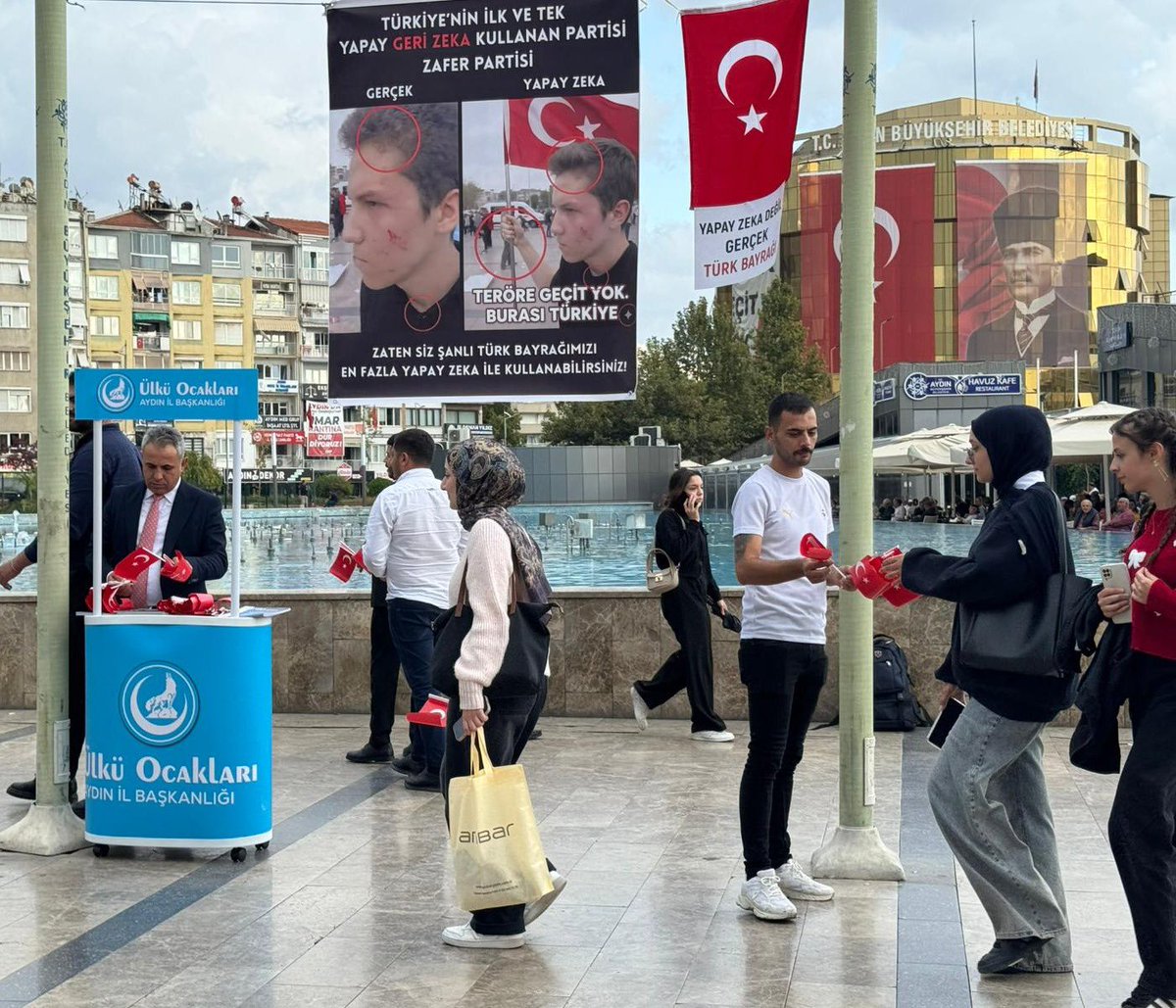 Kendilerini Türk milliyetçisiymiş gibi tanıtan zafer partisi isimli zehirli oluşumun ve başındaki ümit özdağ isimli zatın, gençlerimizi ve şanlı Türk bayrağımızı kendilerine prim yapmak için yapay zeka ile görselleştirmesine karşılık; Ülkü Ocakları Aydın İl Başkanlığı olarak