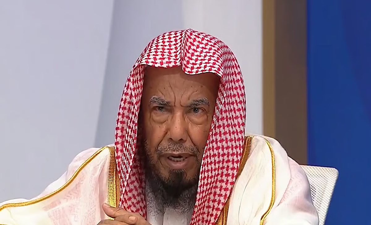 عضو هيئة كبار العلماء الشيخ " عبدالله المطلق " يوجه نصيحة مهمة :

" إذا أصابك الزكام والكحة وكثرة العطاس ؛ فعليك أداء الصلاة في البيت ؛ لأن كثرة العطاس ينقل الزكام للمصلين في المسجد ، وهذا فيه ضرر للآخرين ، فتكون صلاتك في البيت أفضل من صلاتك في المسجد ".

-