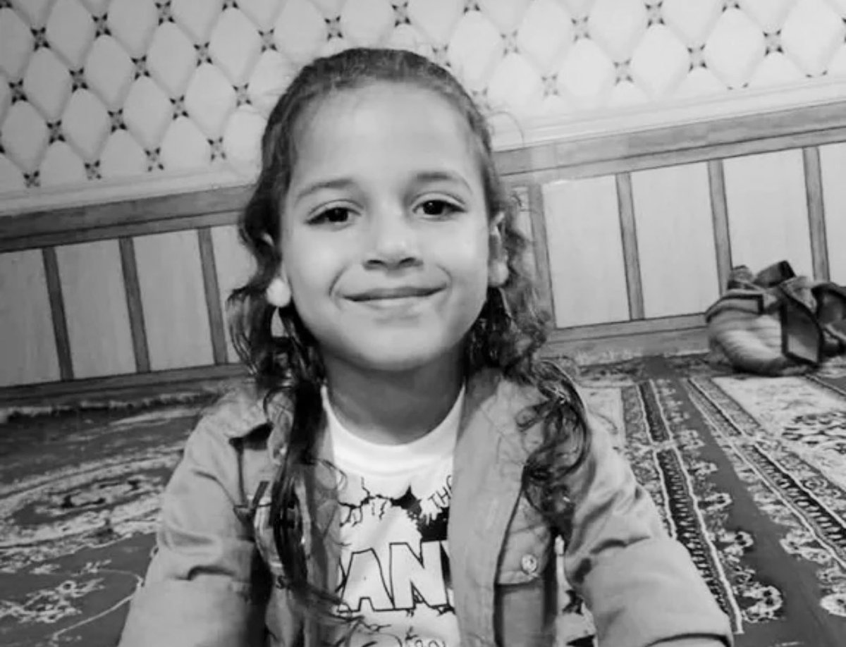 به یاد #ذوالفقار_شرفی ۶ ساله که همین چند روز پیش به دست مامورای جمهوری اسلامی کشته شد و آب از آب تکون نخورد…
بچه‌ رو غرق در خون کنار خیابون رها کردند و گذاشتن جان بده.