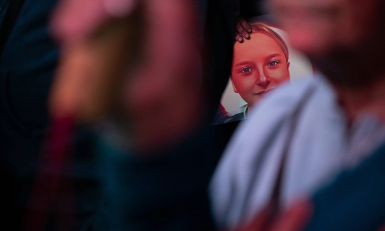 Dans une salle saisie par l’émotion, où même la cour, l'avocat général et les gendarmes peinent à retenir leurs larmes, au procès de Dahbia Benkired, Jonathan, le cousin de Lola Daviet, a pris la parole face à l’accusée. D’une voix tremblante mais ferme, il a livré un discours,