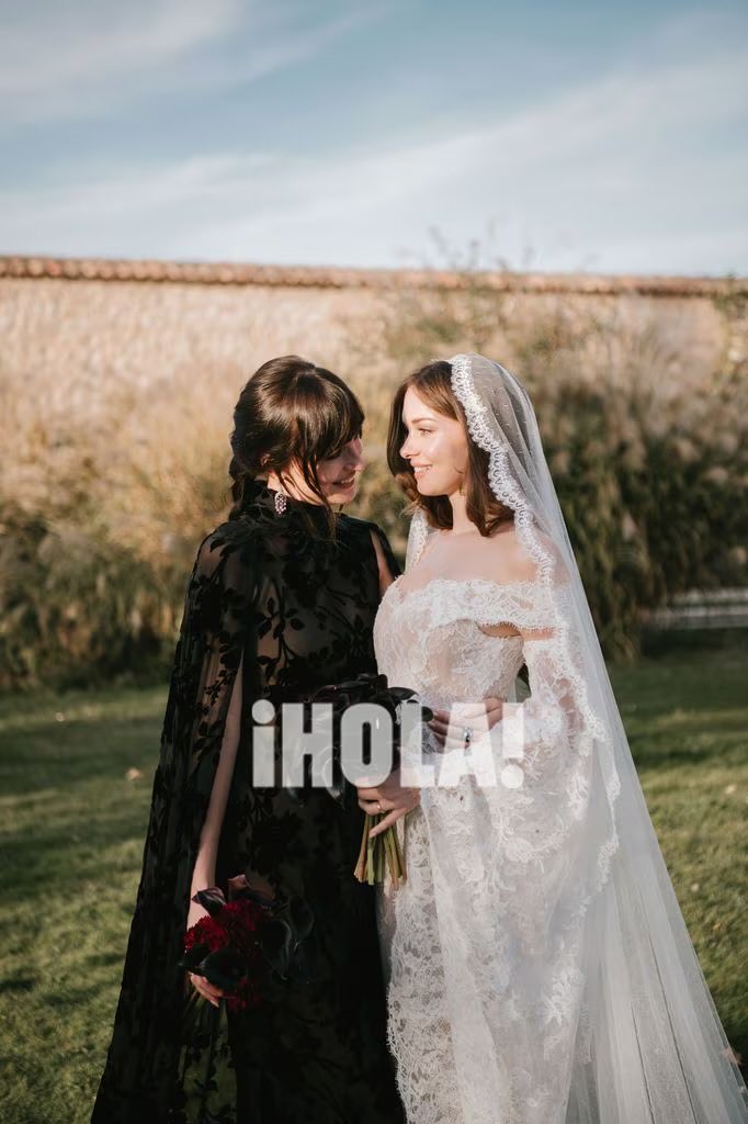 DAKOTA JOHNSON AND STELLA BANDERAS OH MY