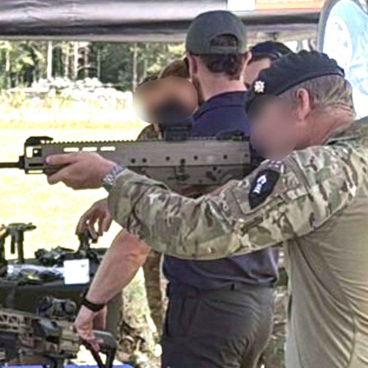 Mrgunsngear's tweet image. Reportedly an image of the "next generation SCAR" (my term, not theirs) being tested by a UK soldier....

#SCAR #future #piston #UK #british