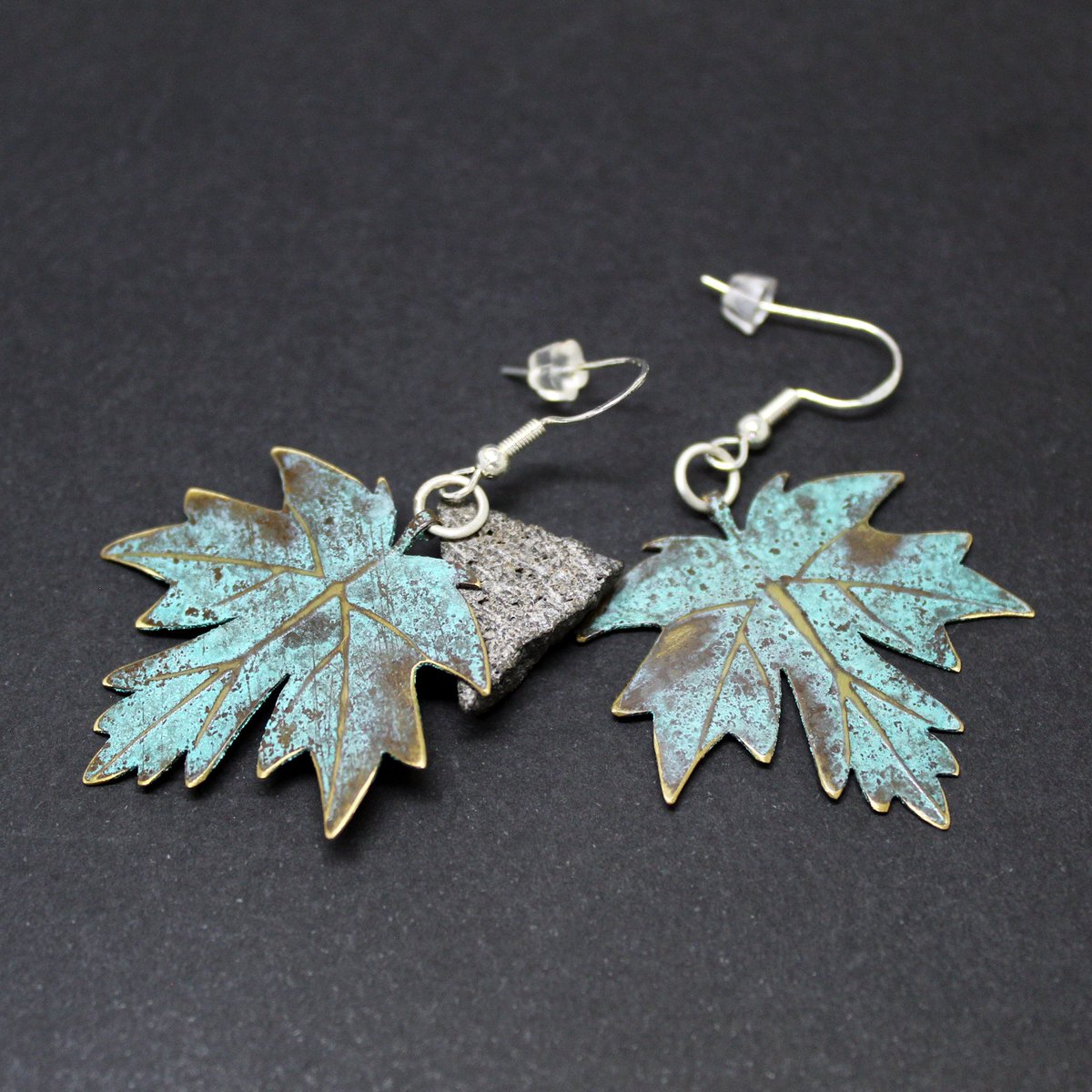 🍁 Hojas de #arce pendientes en #latón y plata 925, la fortaleza y la belleza de la #naturaleza 🍃 siempre contigo.

👉 bit.ly/4jgArH2

#Canadá #brassjewelry #handmade #joyeríaartesanal #freeshipping #árbol #arboles