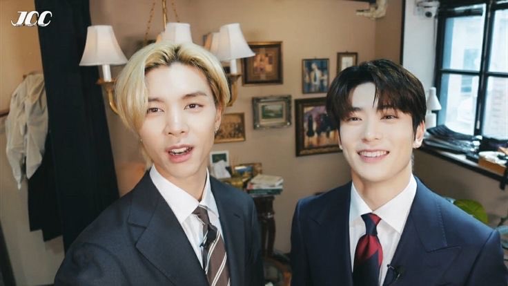 พี่จอนบอกว่า ผมเป็นคนโรแมนติกนะ แต่เพราะงานครับ ไม่เคยเดทไม่เคยทำอะไรแบบนั้นเลย คนสัมภาษณ์บอก แต่คุณรู้เรื่องการแต่งงานนะครับ? ผมดูหนังเยอะ5555555 ขึ้นภาพประกอบล่ะกัน ไม่เคยเดท อืม😆