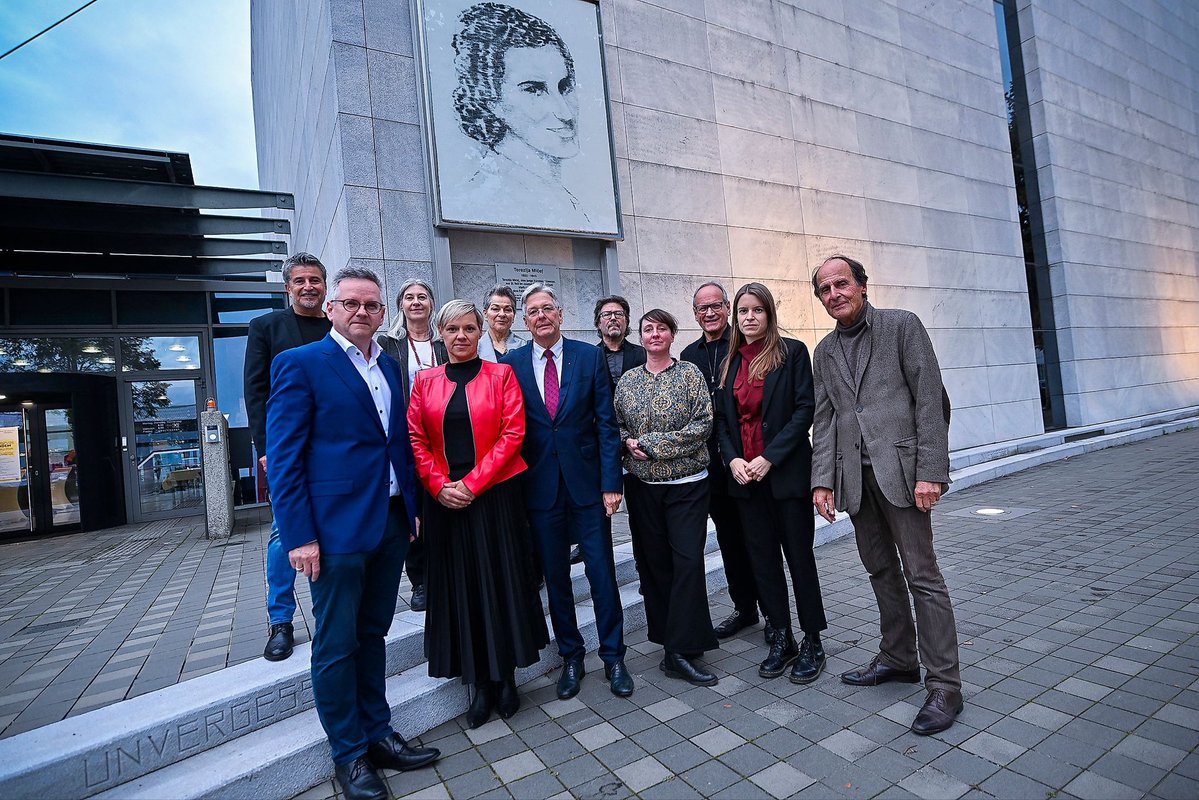 Andreas Schäfermeier (@a_schaefermeier) on Twitter photo „In Kärnten wissen wir um den Wert unserer Volksgruppe. Wir lassen uns auch nicht durch Misstöne wie den Einsatz am Peršmanhof oder die Ortstafelbeschmierungen vom Weg des Gemeinsamen abbringen.“
LH Peter Kaiser bei der Eröffnung des 35. Europäischen Volksgruppenkongresses „In Kärnten wissen wir um den Wert unserer Volksgruppe. Wir lassen uns auch nicht durch Misstöne wie den Einsatz am Peršmanhof oder die Ortstafelbeschmierungen vom Weg des Gemeinsamen abbringen.“
LH Peter Kaiser bei der Eröffnung des 35. Europäischen Volksgruppenkongresses