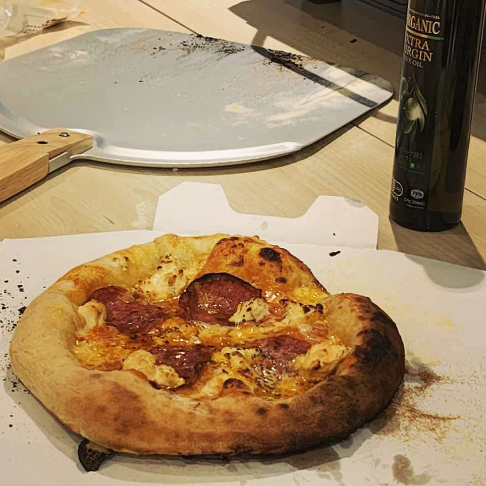 mapconcierge's tweet photo. 今日のイタリア在外研究報告会で振る舞った古橋特製手づくりピザ。ENROの高火力450℃ピザオーブンの威力は素晴らしかった。これは手軽に本格ピザを焼きたいピザ職人にとって最高の道具だ。
#ENRO #Italianfood #Pizza #FuruhashiLab #古橋研究室 #AoyamaGSC #地球社会共生学部 #青学 #GEOlab #PoliMI https://t.co/ZCQivaQKly