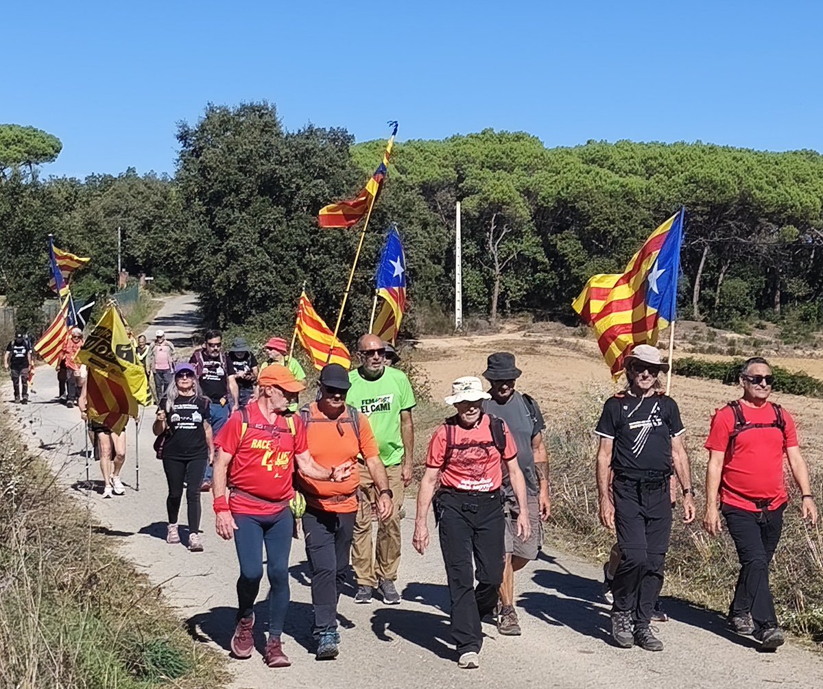 Marxa de la Catalunya Nord arriba a Caldes de Malavella amb l'històric ex Eurodiputat Miquel Mallol al davant. Van camí del Parlament de Catalunya on el dia 27 reivindicaran la República catalana. <a href="/ConsellRep/">Consell de la República Catalana</a> <a href="/assemblea/">Assemblea Nacional Catalana</a> <a href="/CasaMacia/">Casa Macià</a>