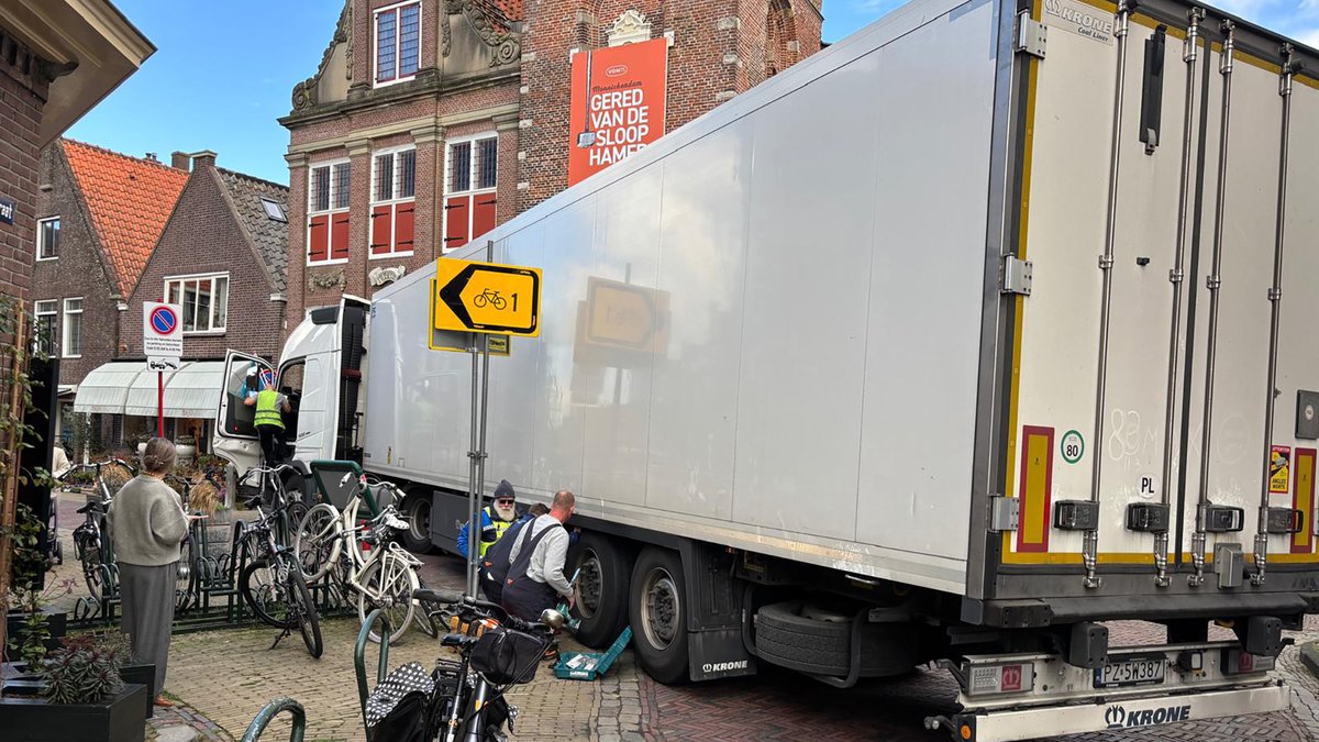 Verkeersopstopping in Monnickendam door klemgereden vrachtwagen