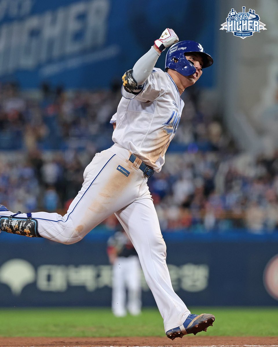 ⚾2025 PO 4차전⚾

플레이오프 4차전 데일리 MVP ‘김영웅’

6회말 극적인 동점을 이뤄내는 쓰리런에 이어 7회말 역전 쓰리런까지 날리며 팀의 승리를 이끈 김영웅!

김영웅 선수에게 아낌없는 박수 부탁드립니다!