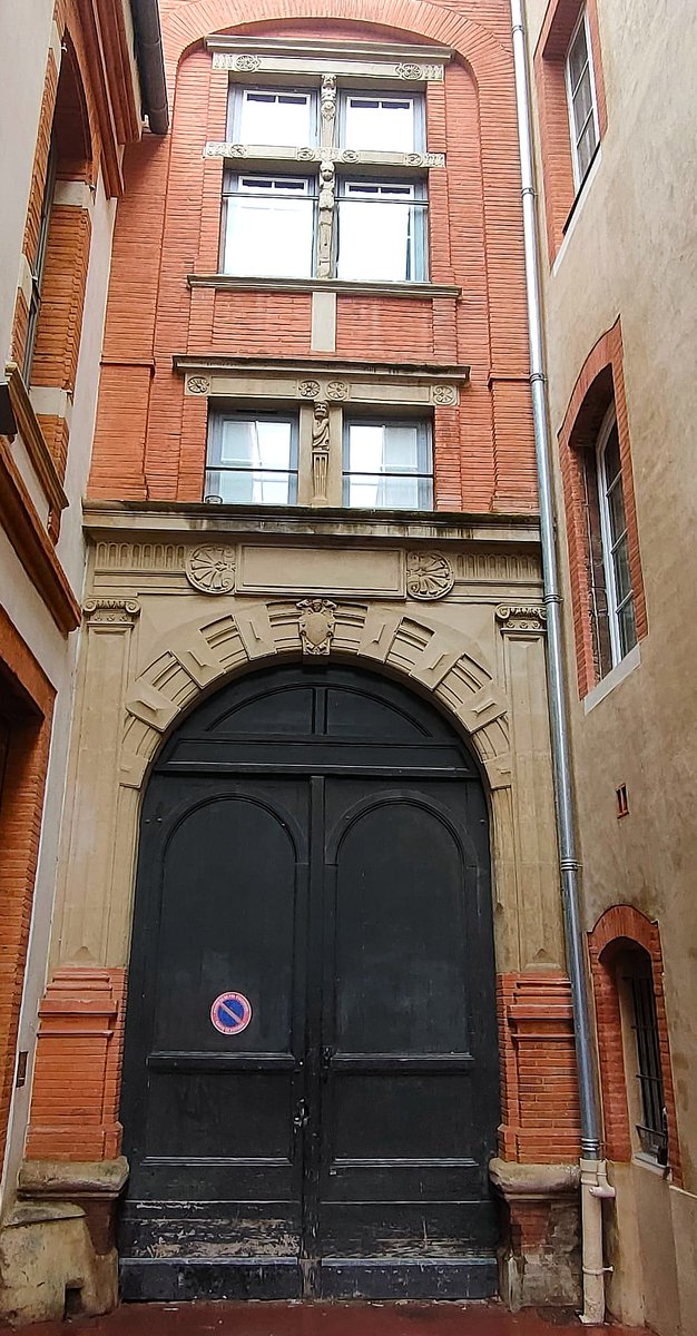 C'est au bout d'une impasse dont le nom évoque une ancienne église, mais quel est le nom d'icelles?

#Toulouse