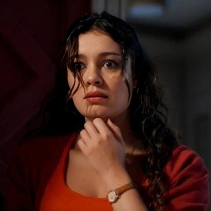 forumeplay's tweet image. Gerluce (Sophie Charlotte) esconde de Joélly (Alana Cabral) um segredo doloroso em #TrêsGraças. Quando ainda era adolescente, foi obrigada a se deitar com o chefe do tráfico da comunidade onde mora, e dessa violência resultou a gravidez da menina. O homem em questão é Jorginho…