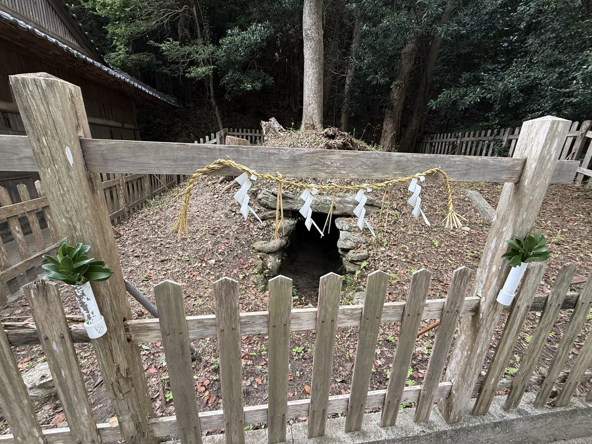 BadToxic's tweet photo. Last pictures of the #shrine (Kumano Sansho Triad Shrine) next to #ShirahamaBeach, #Shirahama, #Wakayama, #Japan.
#KumanoSanshoTriadShrine #shinto #torii #shintoShrine #shintoism (not a #temple) #cleaningHands #religion #Japanese #Nihon #日本 #Nippon #vacation #Urlaub #trip #Asia @umiizza