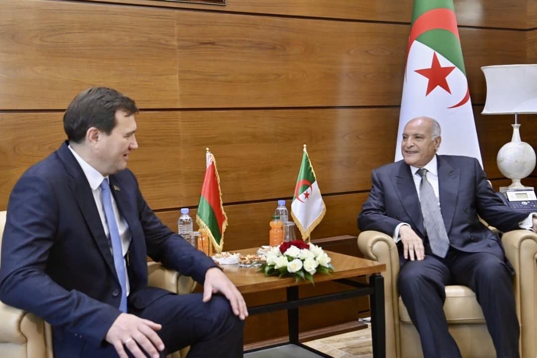 استقبل وزير الدولة، وزير الشؤون الخارجية والجالية الوطنية بالخارج والشؤون الإفريقية، السيد <a href="/AhmedAttaf_Dz/">أحمد عطاف Ahmed Attaf</a> اليوم بمقر الوزارة، وزير الشؤون الخارجية <a href="/BelarusMFA/">Belarus MFA 🇧🇾</a> لجمهورية بيلاروسيا، السيّد مكسيم ريجينكوف، الذي يقوم بزيارة رسمية إلى الجزائر. 
🇩🇿🇧🇾